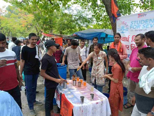 स्टूडेंट फॉर सेवा द्वारा विश्वविद्यालय परिसर में की गई शीतल पेय जल की व्यवस्था 